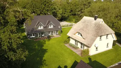 Das Gebäude in dem sich das Ferienhaus befindet