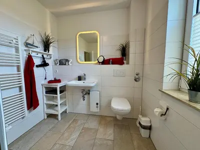 Ein Badezimmer in der Unterkunft Käptn Brass Villa 1 App 3 Strandgut
