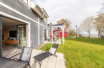 Ein Garten an der Unterkunft 5 Sterne Ferienhaus Ostseetraum - 50m zum Strand - Ladestation für E-Auto