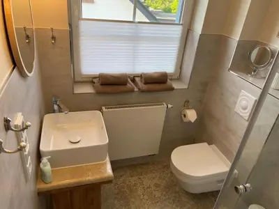 Ein Badezimmer in der Unterkunft Strandhaus LUMA - hochwertiges Ferienhaus für 6 Personen in Strandnähe