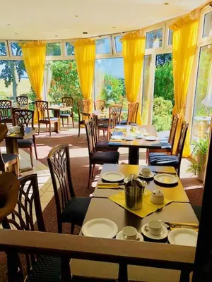 Ein Restaurant oder anderes Speiselokal in der Unterkunft Hotel-Marks-Garni