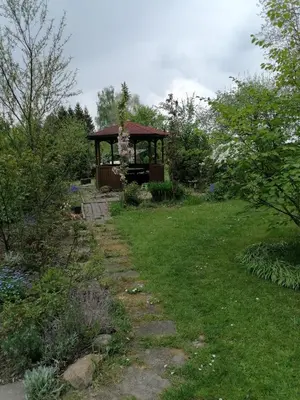 Ein Garten an der Unterkunft Ferienwohnung 1 Am Park