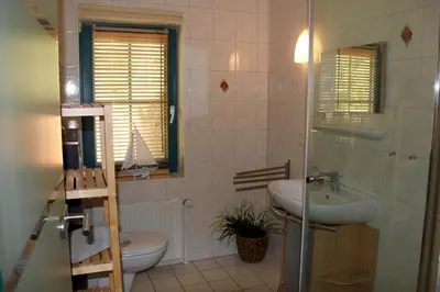 Ein Badezimmer in der Unterkunft NEU! FeWo Haubentaucher 600 Meter vom Strand