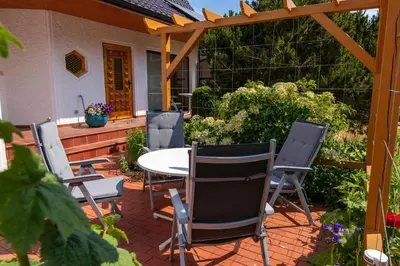 Ein Garten an der Unterkunft Ferienwohnungen zur Friedenseiche