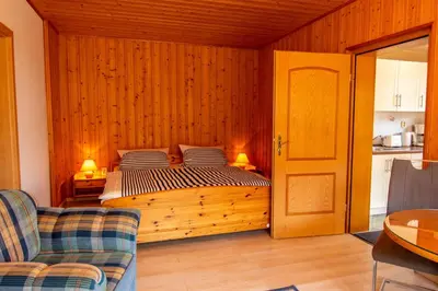 Ein Bett oder Betten in einem Zimmer der Unterkunft Ferienwohnungen zur Friedenseiche