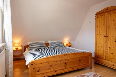 Ein Bett oder Betten in einem Zimmer der Unterkunft Ferienwohnungen zur Friedenseiche