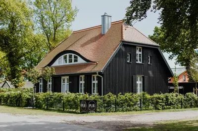 Das Gebäude in dem sich das Ferienhaus befindet