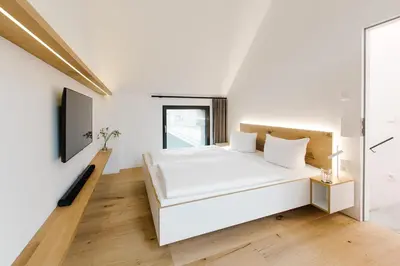 Ein Bett oder Betten in einem Zimmer der Unterkunft DIEVIER Filmhaus DasErste