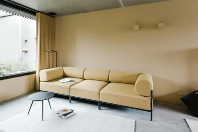 Ein Sitzbereich in der Unterkunft DIEVIER Literaturhaus DasZweite