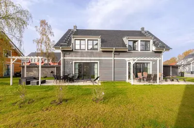 Ein Garten an der Unterkunft 5 Sterne Ferienhaus Ostseenest mit Boddenblick