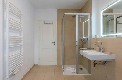 Ein Badezimmer in der Unterkunft 5 Sterne Ferienhaus Ostseenest mit Boddenblick