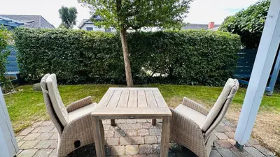 Ein Garten an der Unterkunft Strandgold