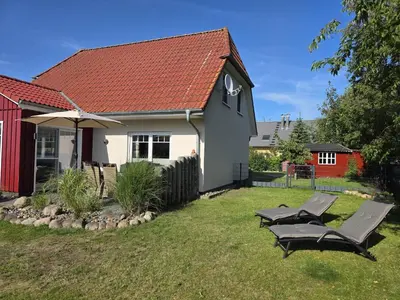 Ein Garten an der Unterkunft Ferienhaus Boddenblick - a90601