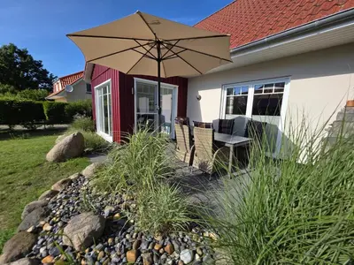 Ein Garten an der Unterkunft Ferienhaus Boddenblick - a90601