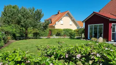 Ein Garten an der Unterkunft Ferienhaus Boddenblick - a90601