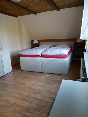 Ein Bett oder Betten in einem Zimmer der Unterkunft Ferienwohnung Kranichnest mit Hühnerhof