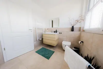 Ein Badezimmer in der Unterkunft Haus Q Superior - Hälfte 1