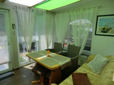 Ein Sitzbereich in der Unterkunft Ferienhaus Zingst MinHus