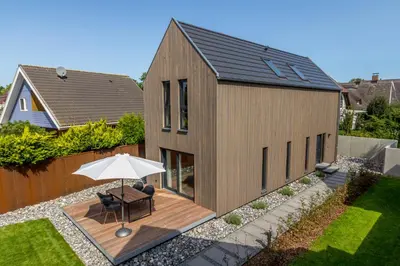 Das Gebäude in dem sich das Ferienhaus befindet