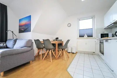 Küche/Küchenzeile in der Unterkunft Ferienwohnung Meerfarbig Zingst - HAUSTIERFREI -Balkon - Glasfaser - Parkplatz - Fahrradschuppen - zentral&ruhig - E-Ladesäule - Waschtrockner - Nichtraucher