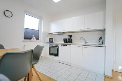 Küche/Küchenzeile in der Unterkunft Ferienwohnung Meerfarbig Zingst - HAUSTIERFREI -Balkon - Glasfaser - Parkplatz - Fahrradschuppen - zentral&ruhig - E-Ladesäule - Waschtrockner - Nichtraucher