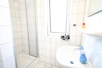 Ein Badezimmer in der Unterkunft Ferienwohnung Meerfarbig Zingst - HAUSTIERFREI -Balkon - Glasfaser - Parkplatz - Fahrradschuppen - zentral&ruhig - E-Ladesäule - Waschtrockner - Nichtraucher