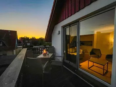 Ein Balkon oder eine Terrasse in der Unterkunft Ferienwohnung Meerfarbig Zingst - HAUSTIERFREI -Balkon - Glasfaser - Parkplatz - Fahrradschuppen - zentral&ruhig - E-Ladesäule - Waschtrockner - Nichtraucher