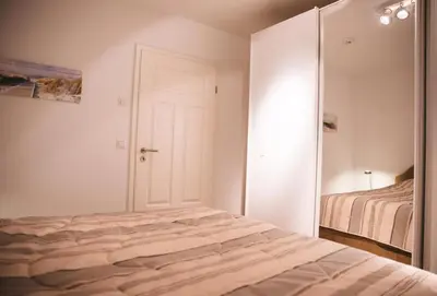 Ein Bett oder Betten in einem Zimmer der Unterkunft Zum Anker, moderne Ferienwohnung für 3 Personen in Zingst