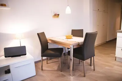 Ein Sitzbereich in der Unterkunft Zum Anker, moderne Ferienwohnung für 3 Personen in Zingst