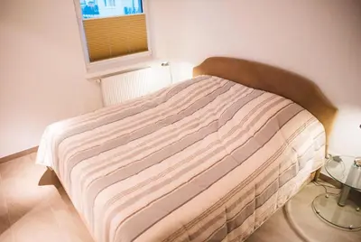 Ein Bett oder Betten in einem Zimmer der Unterkunft Zum Anker, moderne Ferienwohnung für 3 Personen in Zingst
