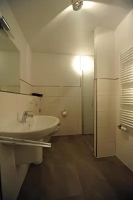 Ein Badezimmer in der Unterkunft Zum Anker, moderne Ferienwohnung für 3 Personen in Zingst