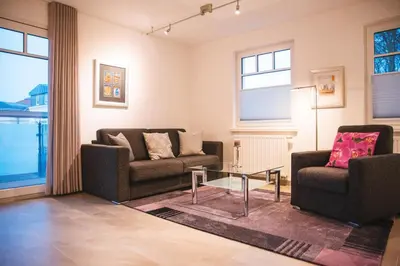 Ein Sitzbereich in der Unterkunft Zum Anker, moderne Ferienwohnung für 3 Personen in Zingst