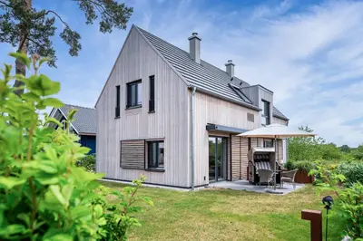Das Gebäude in dem sich das Ferienhaus befindet