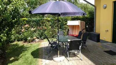 Ein Garten an der Unterkunft Ferienhaus am Bodden