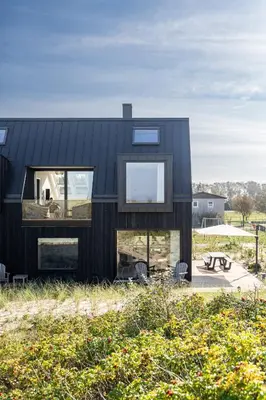 Ein Garten an der Unterkunft Dünenhaus Dierhagen