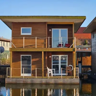 FLOATING HOUSES - 