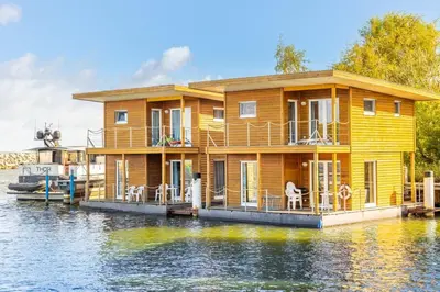 Blick auf einen Fluss in der Nähe des Ferienhauses