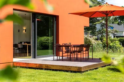 Ein Garten an der Unterkunft Haus Riga