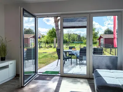 Ein Garten an der Unterkunft Boddenblick 9