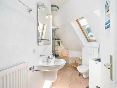 Ein Badezimmer in der Unterkunft Abenteuer Zingst Top 4 Sterne Ferienwohnung Kormoran