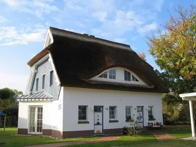 Das Gebäude in dem sich das Ferienhaus befindet