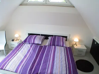 Ein Bett oder Betten in einem Zimmer der Unterkunft Magister Wigbold Ferienwohnung 13 Birkenstr10a