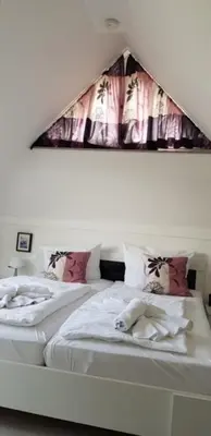 Ein Bett oder Betten in einem Zimmer der Unterkunft Magister Wigbold Ferienwohnung 13 Birkenstr10a