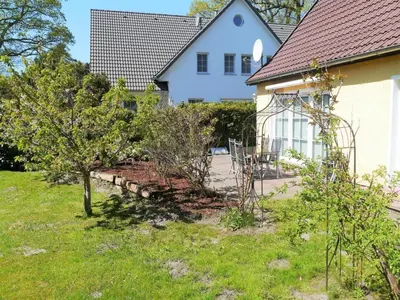 Ein Garten an der Unterkunft Anne1