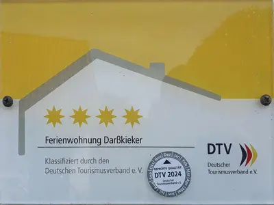 Ein Zertifikat, Auszeichnung, Logo oder anderes Dokument, das in der Unterkunft Darßkieker K1 ausgestellt ist