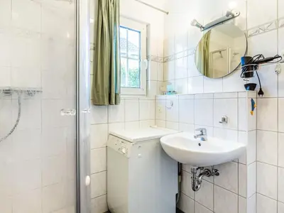 Ein Badezimmer in der Unterkunft Dat gele Hus FeWo 1