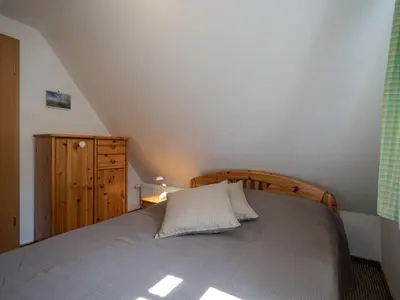 Ein Bett oder Betten in einem Zimmer der Unterkunft Hafenblick Ferienhaus