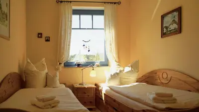 Ein Bett oder Betten in einem Zimmer der Unterkunft Wiesenblick FeWo 7