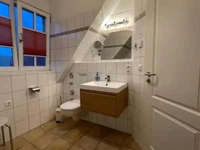 Ein Badezimmer in der Unterkunft Haus Admiral mit Garten, 5 Gehminuten zum Strand, inklusive WLAN, Sauna, Kamin, Tischtennisplatte, Bollerwagen für den Strand