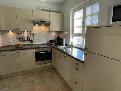 Küche/Küchenzeile in der Unterkunft Haus Admiral mit Garten, 5 Gehminuten zum Strand, inklusive WLAN, Sauna, Kamin, Tischtennisplatte, Bollerwagen für den Strand